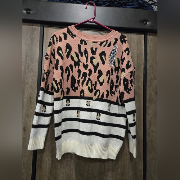 A'maire Botique Sweaters - 💰4 for 15💰 NWT Pink Leopard Print Sweater with Stripes Small